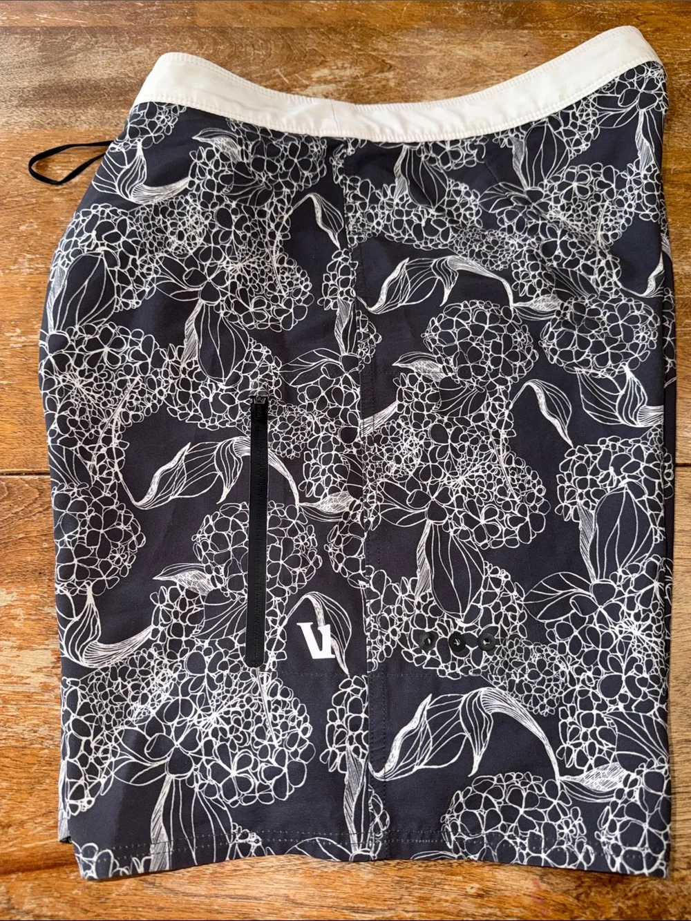 Vuori Infinity Boardshort SZ 32 EUC.  Summer beach coastal gym sporty style 383